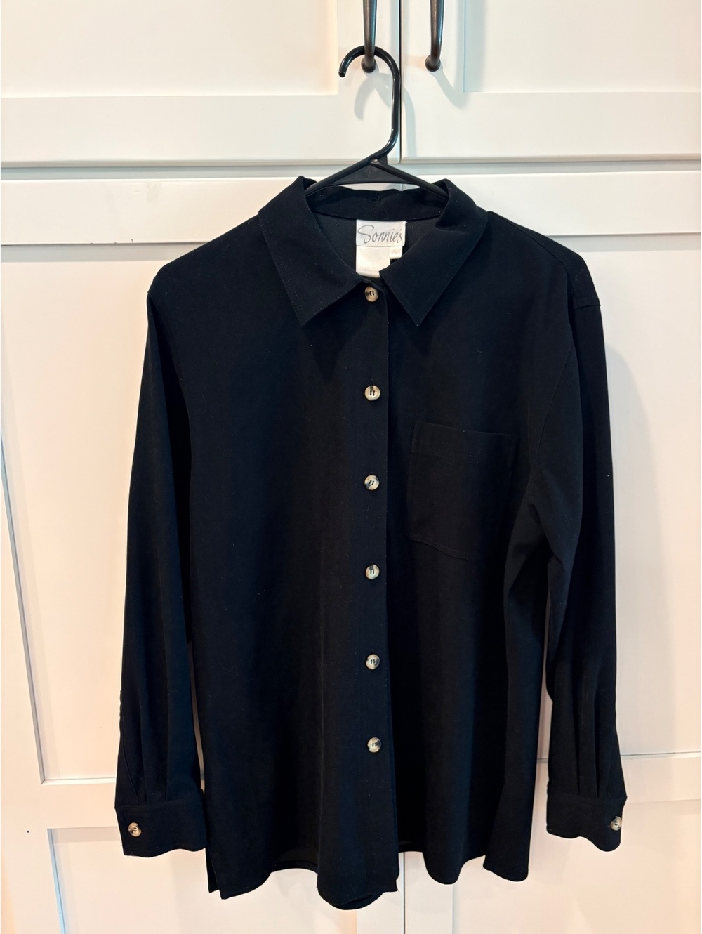 Vintage Sonnies Classic Black Button-Up Shirt with Long Sleeves